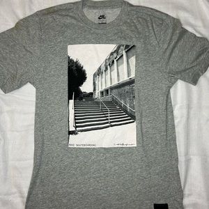 Nike SB men’s grey tee small